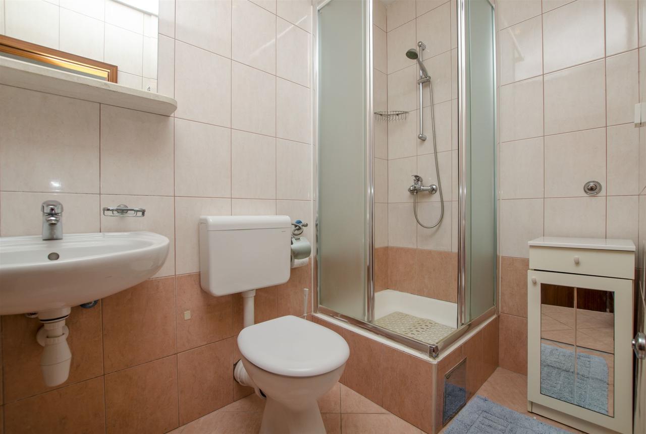 Apartment Anic Bol Bagian luar foto